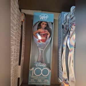 Disney Wet Brush with Moana in Red and Blue